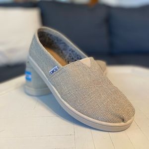 TOMS Youth Beige Metallic Canvas Slip-On Girl’s Flats Size 4.5